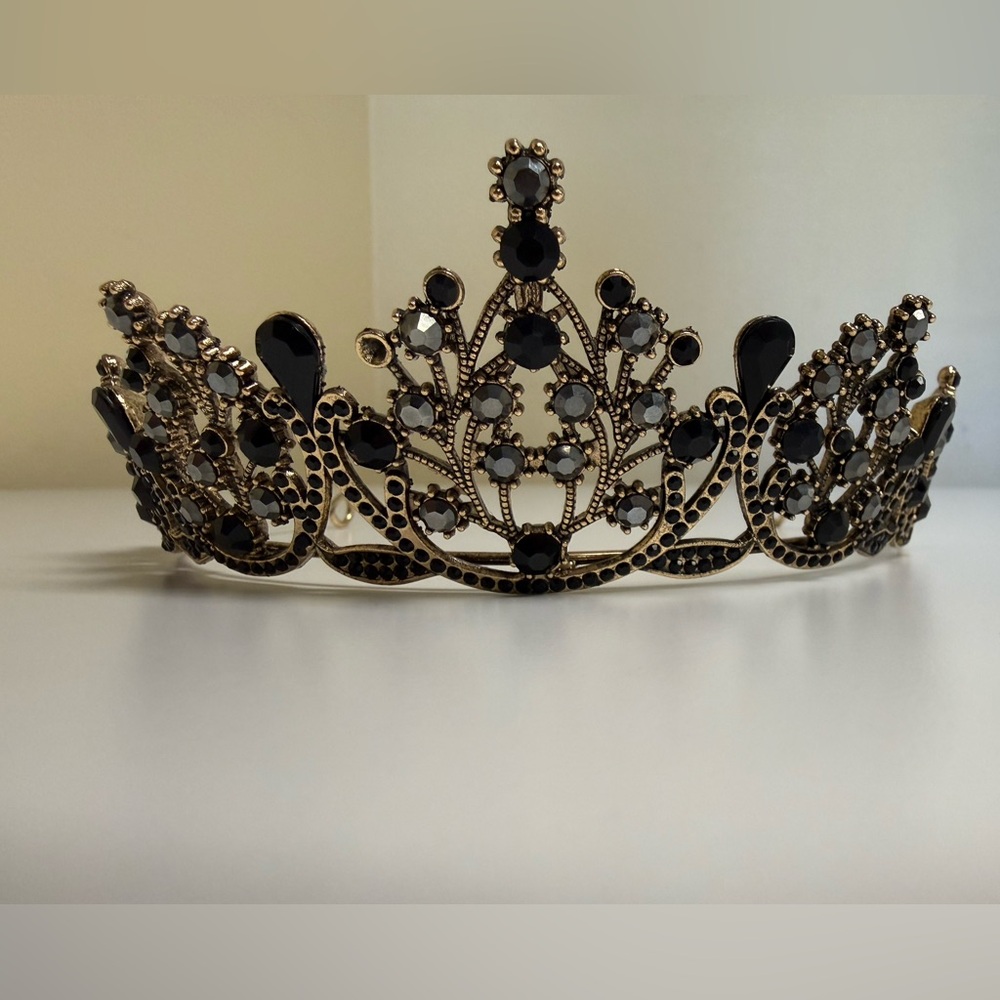 Women Black and gray gem Baroque Tiara
